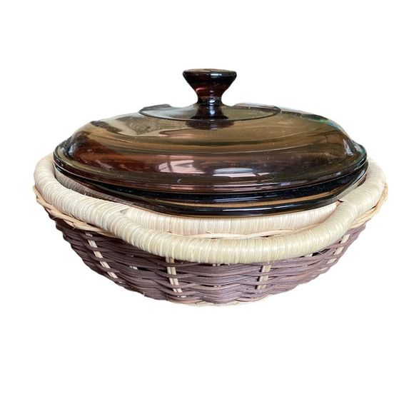 Pyrex 1.5 L Purple Lidded Casserole Bake Dish Wicker Basket Cozy - Picture 3 of 9